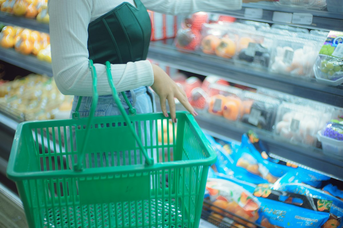 Membaca label nutrisi pada kemasan makanan